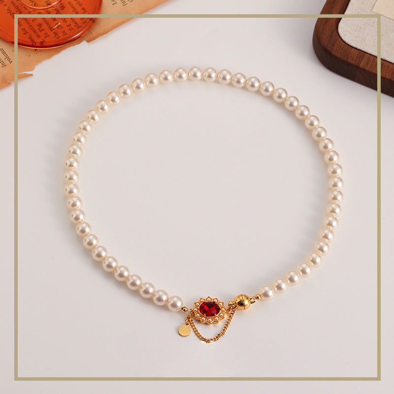Collar de perlas con cierre magnético retro de alta gama.
