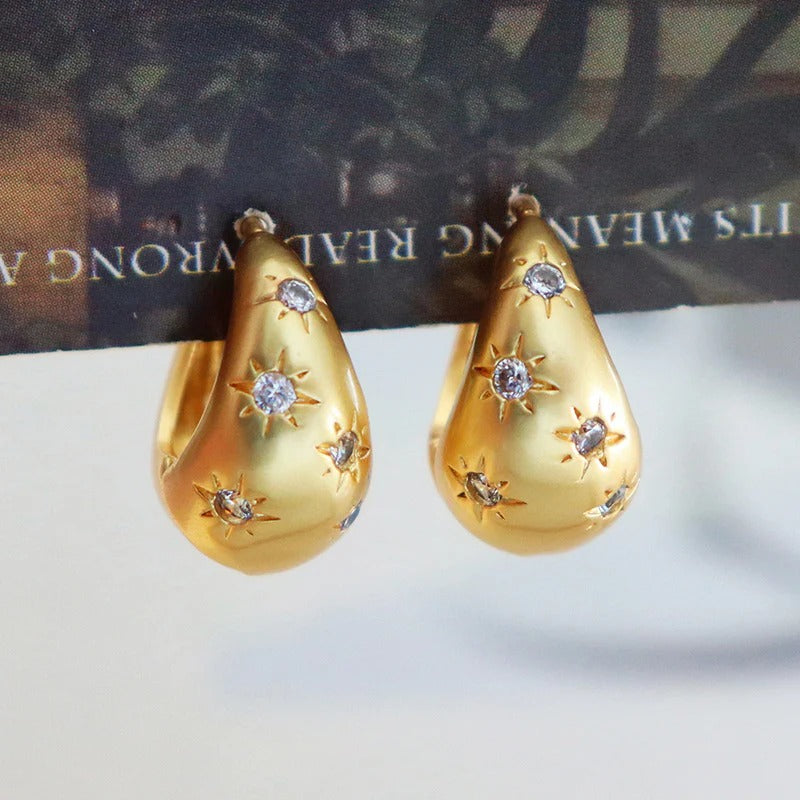 Pendientes de circonita con forma de estrella de ocho puntas estilo retro de moda.