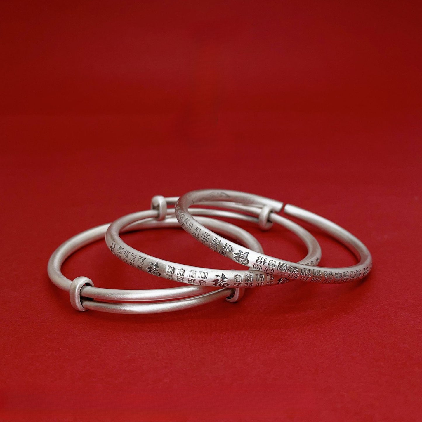 Pulsera de plata de ley con escrituras étnicas