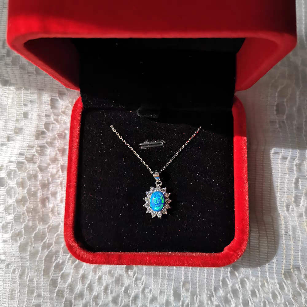 Elegante y noble collar colgante con incrustaciones de circonita azul de exquisita artesanía.