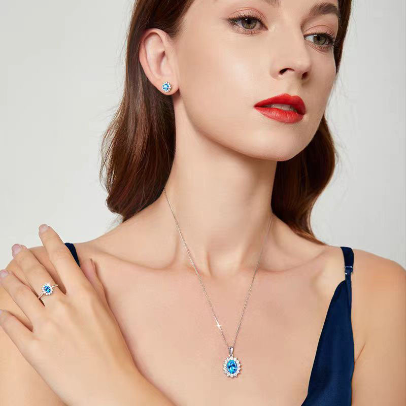 Elegante y noble collar colgante con incrustaciones de circonita azul de exquisita artesanía.