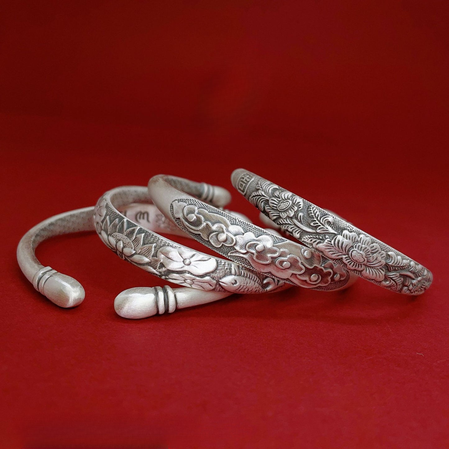 Pulsera de plata de ley con relieve floral étnico