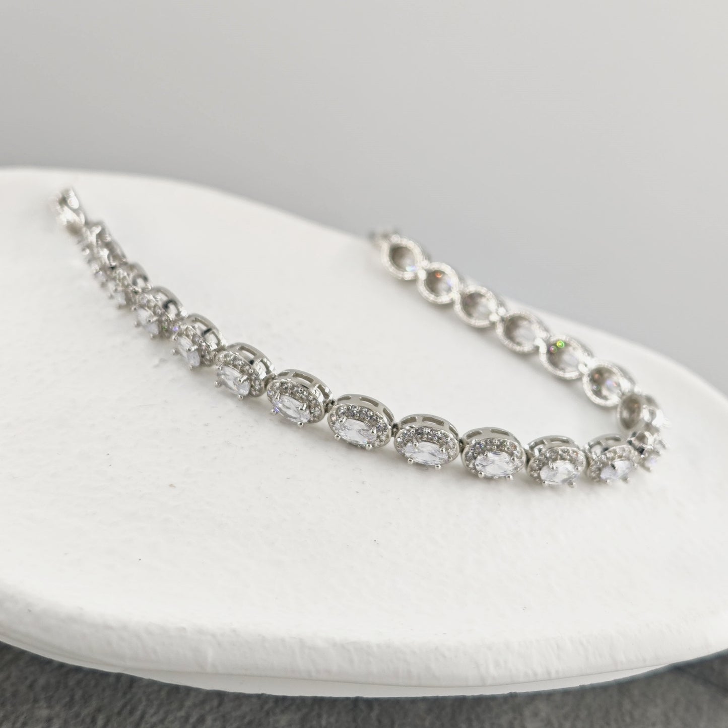 Pulsera de moda con circonitas ovaladas de un solo bucle