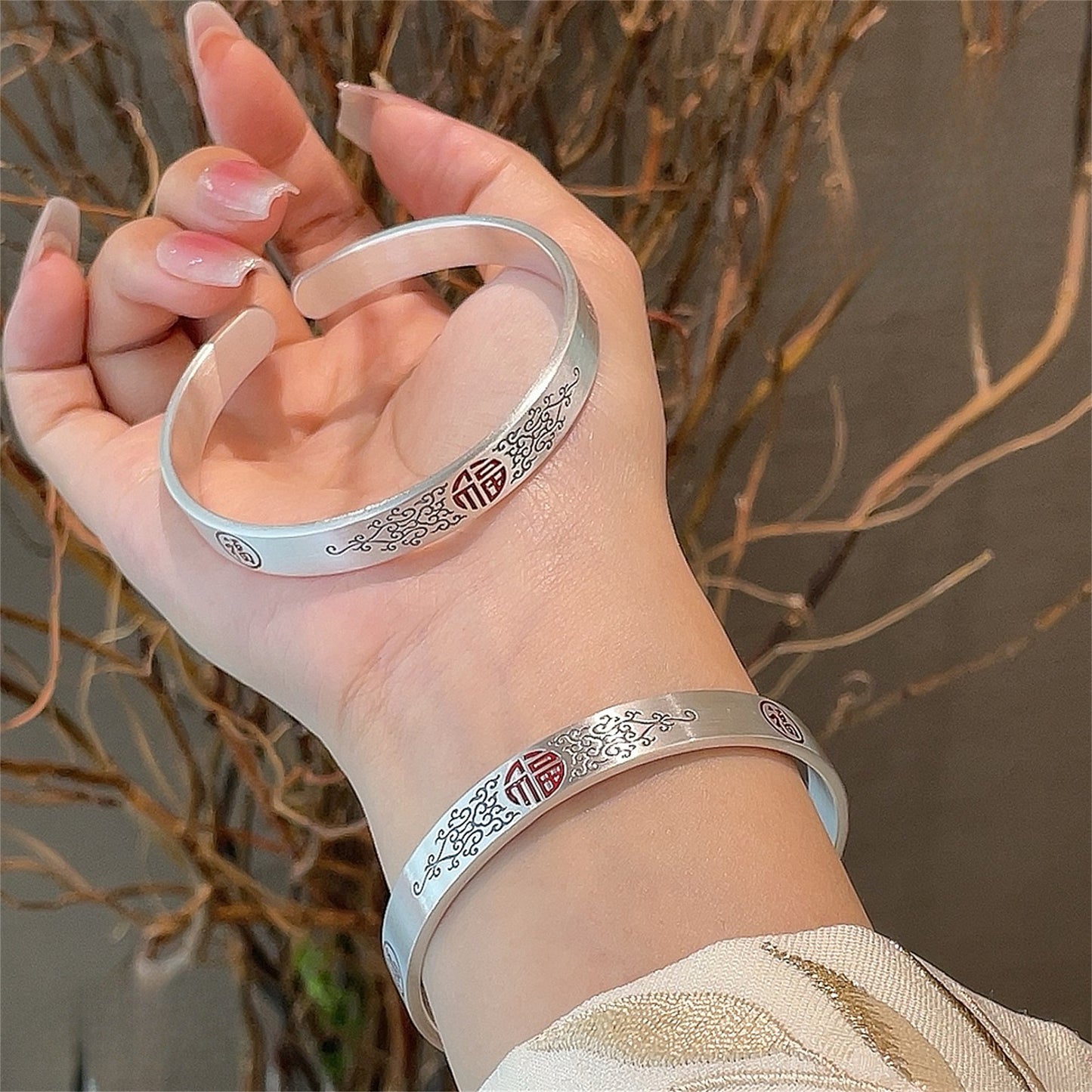 Pulsera de plata lisa con el personaje "Fu" en esmalte rojo