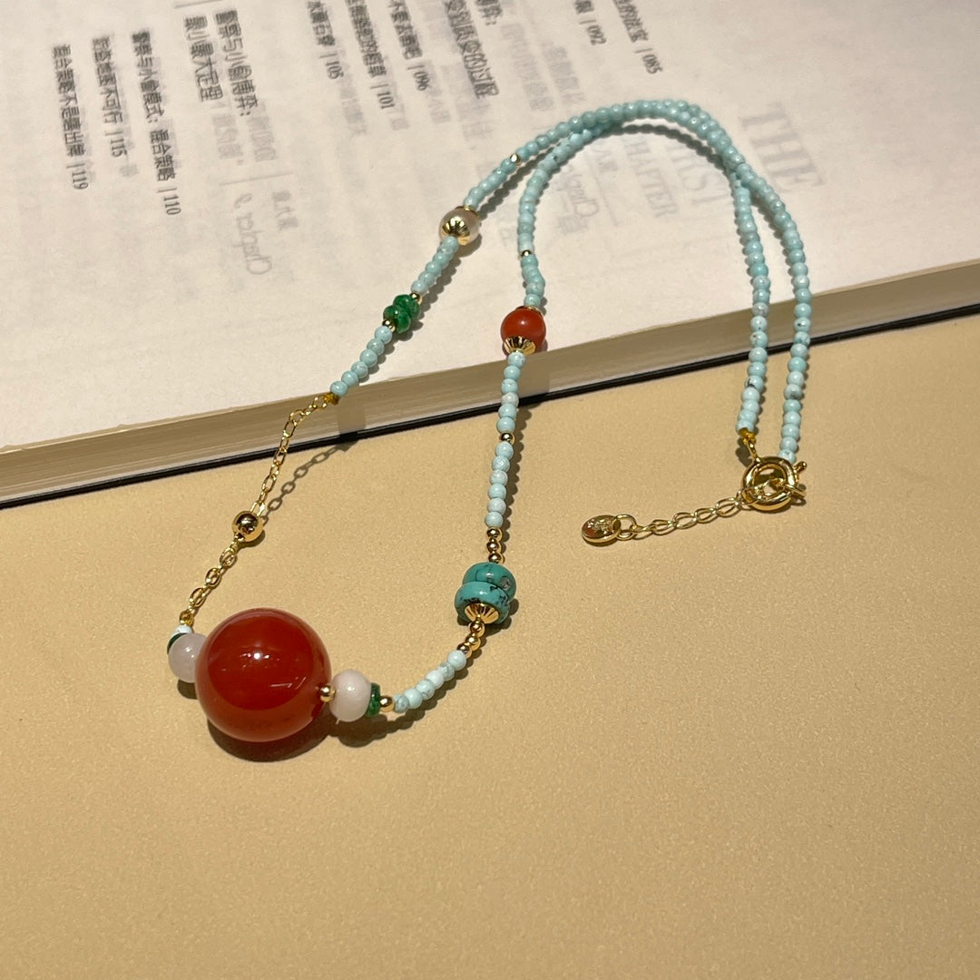Collar de moda en turquesa y rojo rojizo.
