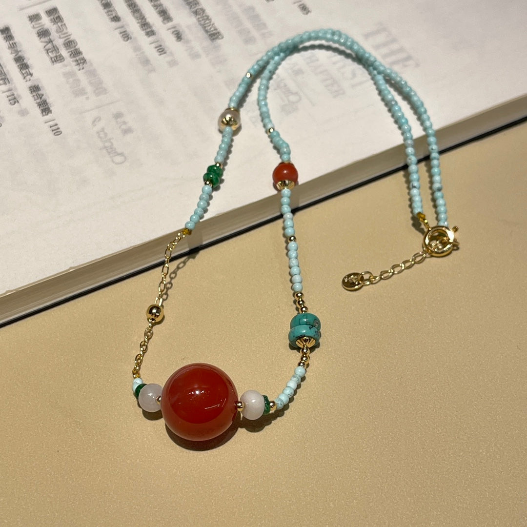 Collar de moda en turquesa y rojo rojizo.