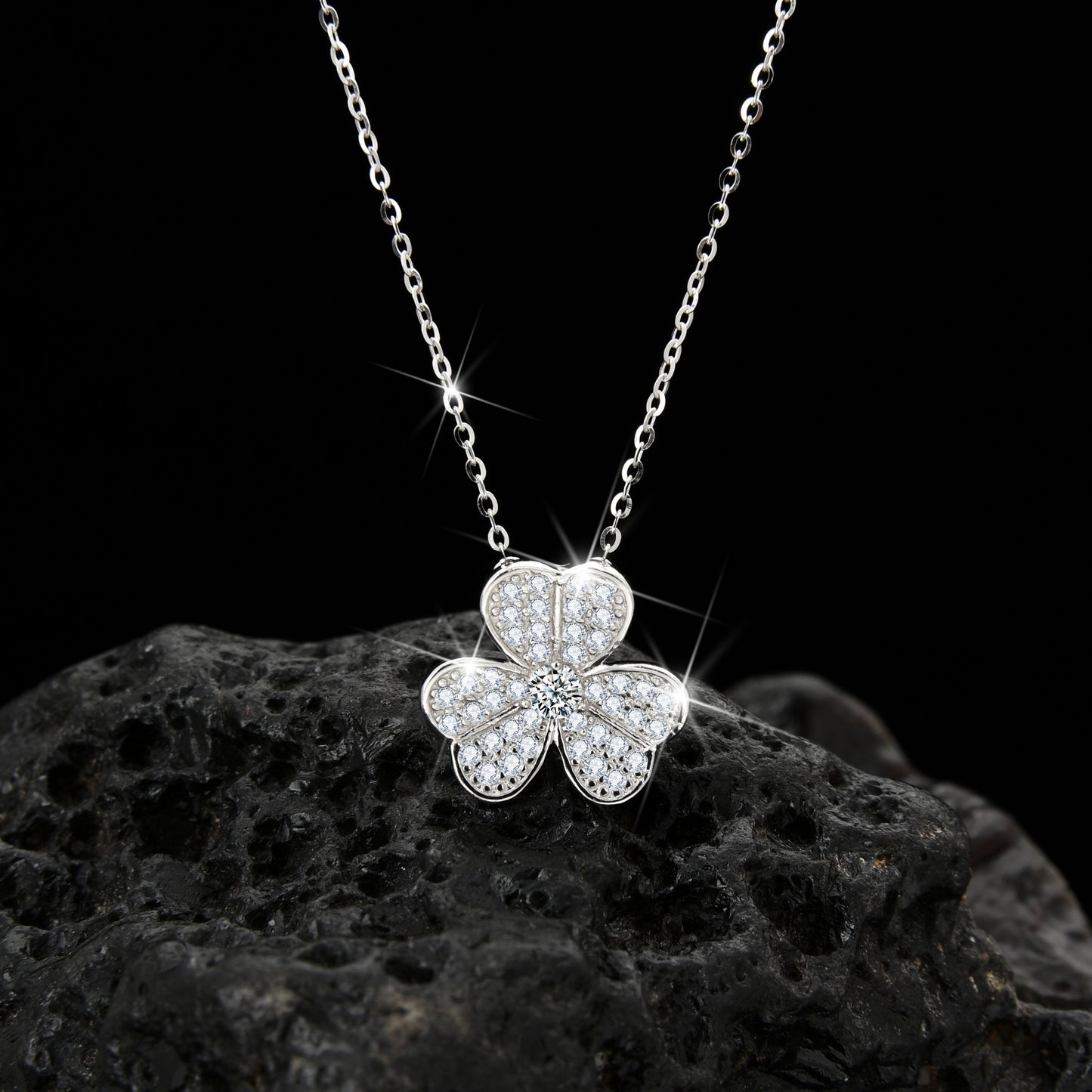Collar de circonita cúbica con forma de trébol de la suerte y diseño de corazón
