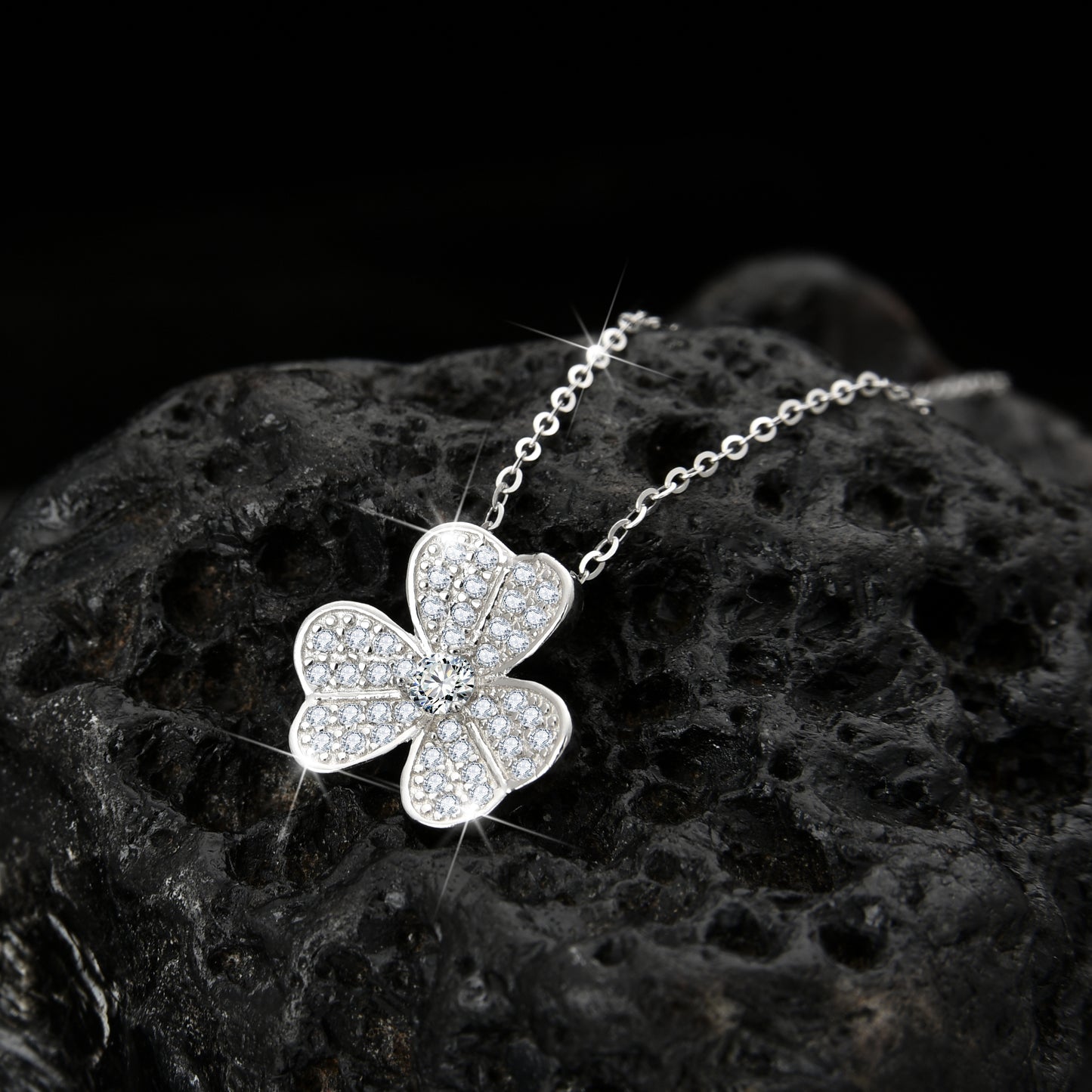Collar de circonita cúbica con forma de trébol de la suerte y diseño de corazón