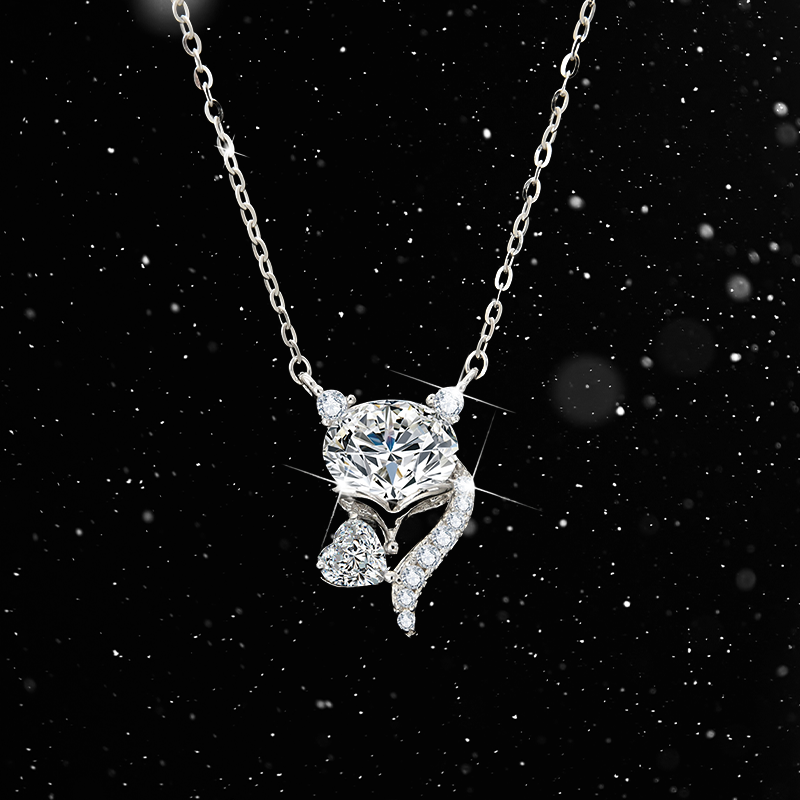 Collar colgante de circonitas especialmente diseñado con un zorro seductor y sexy