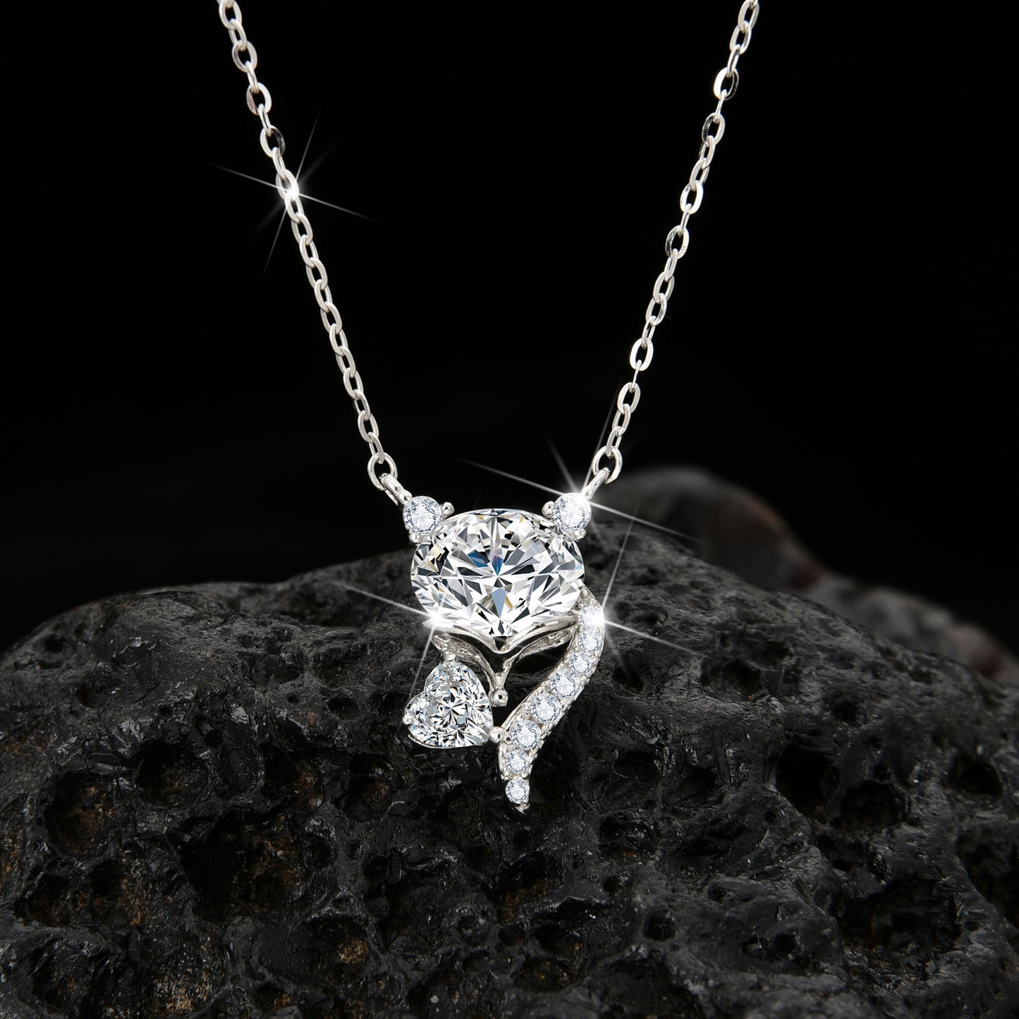 Collar colgante de circonitas especialmente diseñado con un zorro seductor y sexy