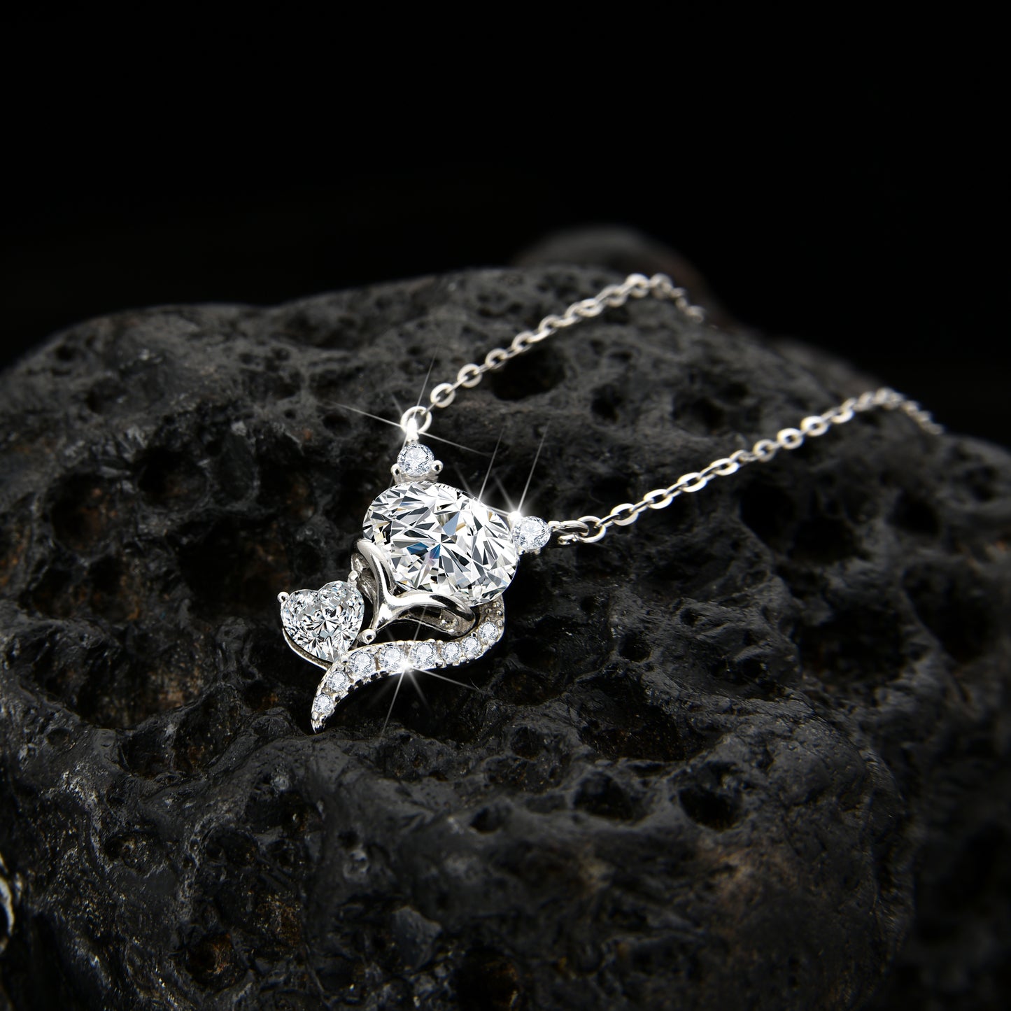 Collar colgante de circonitas especialmente diseñado con un zorro seductor y sexy