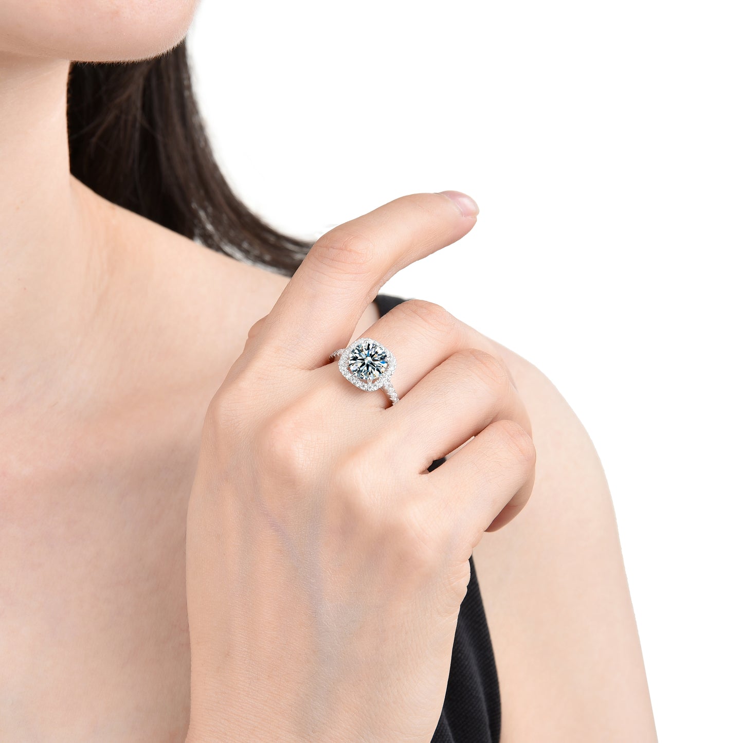 Anillo de lujo con circonitas y bisel cuadrado