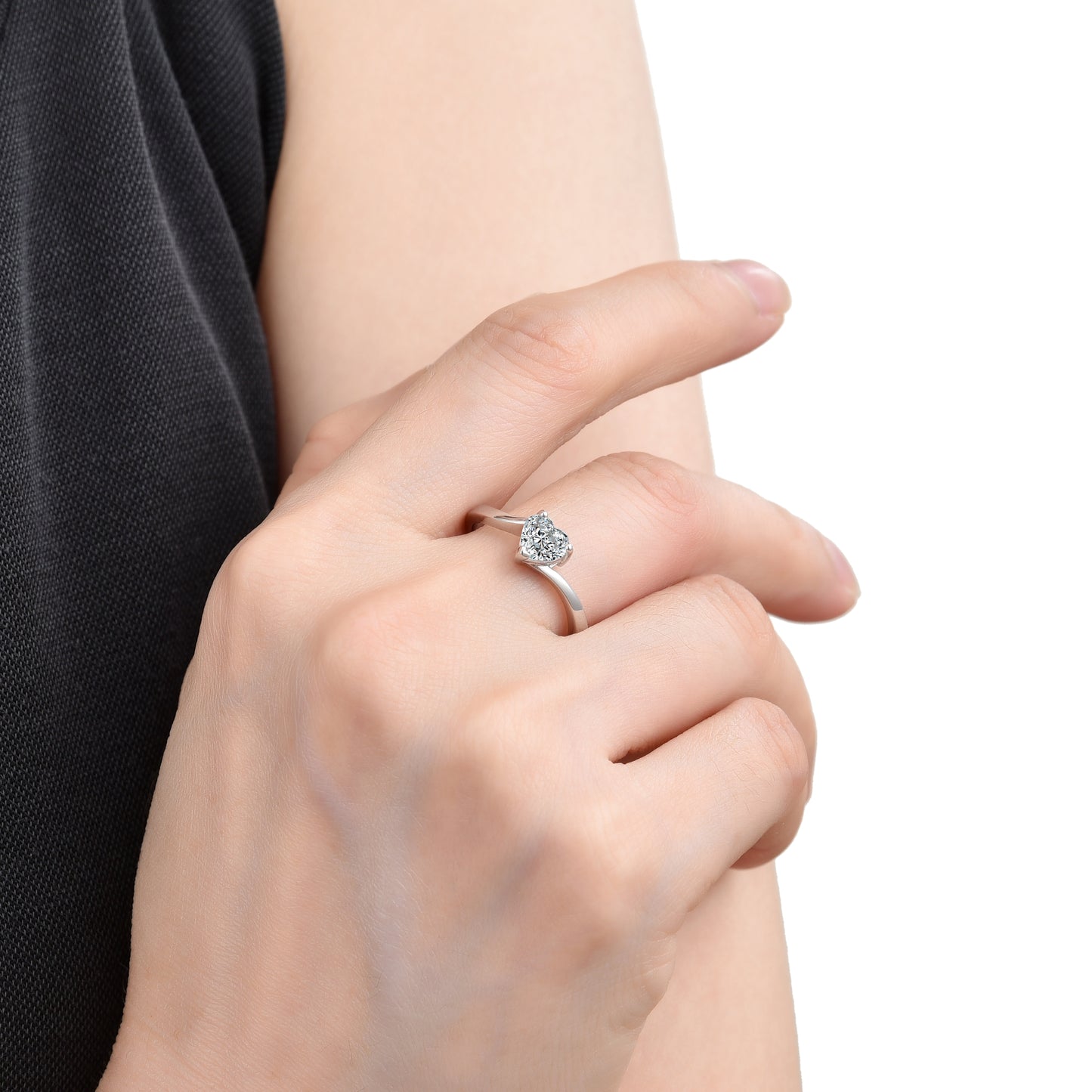 Elegante anillo abierto de circonita cúbica en forma de corazón