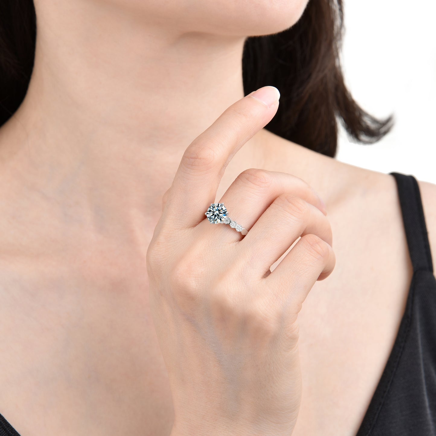 Anillo de circonita cúbica de grano único con diseño de colmena y diseño de moda