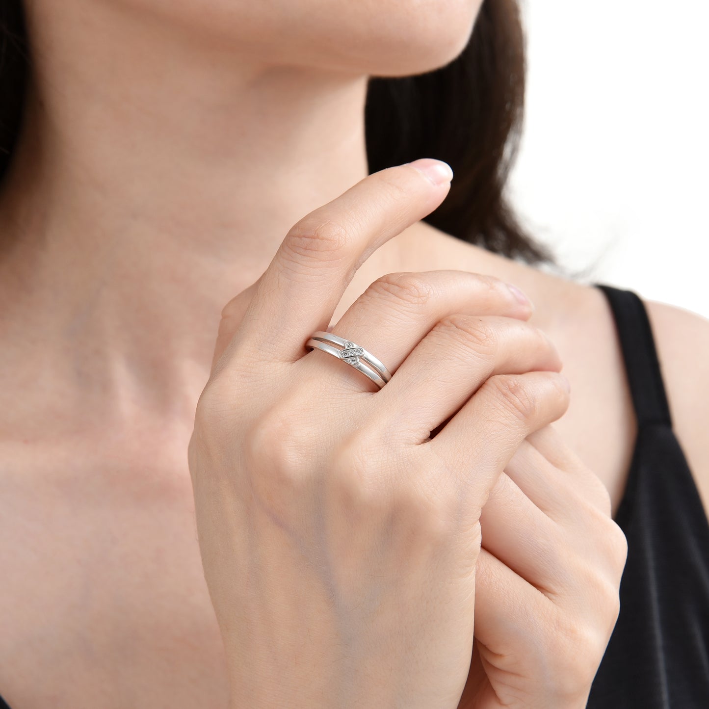 Anillo de nudo doble cruzado de diseño elegante