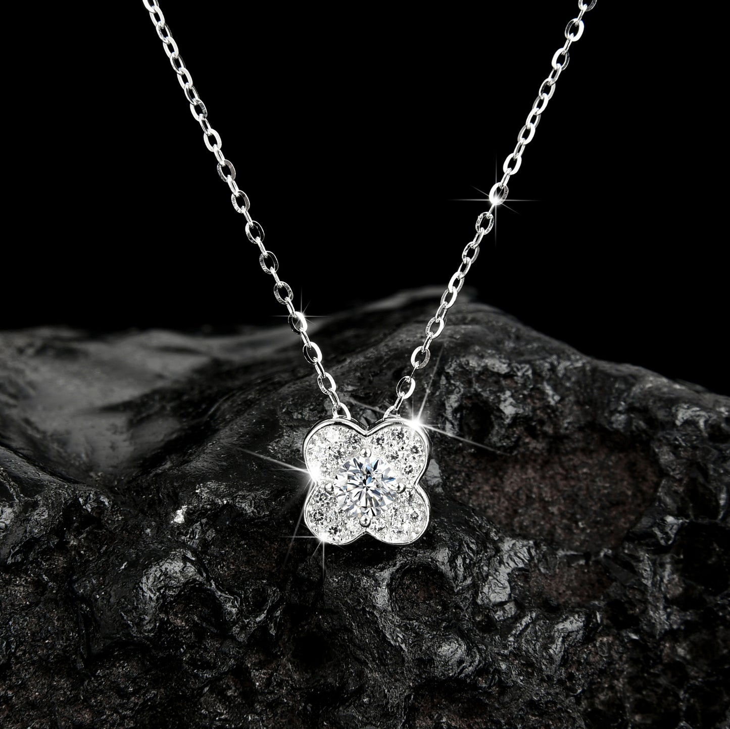 Exquisito y moderno collar colgante de hierba de cuatro hojas de la suerte