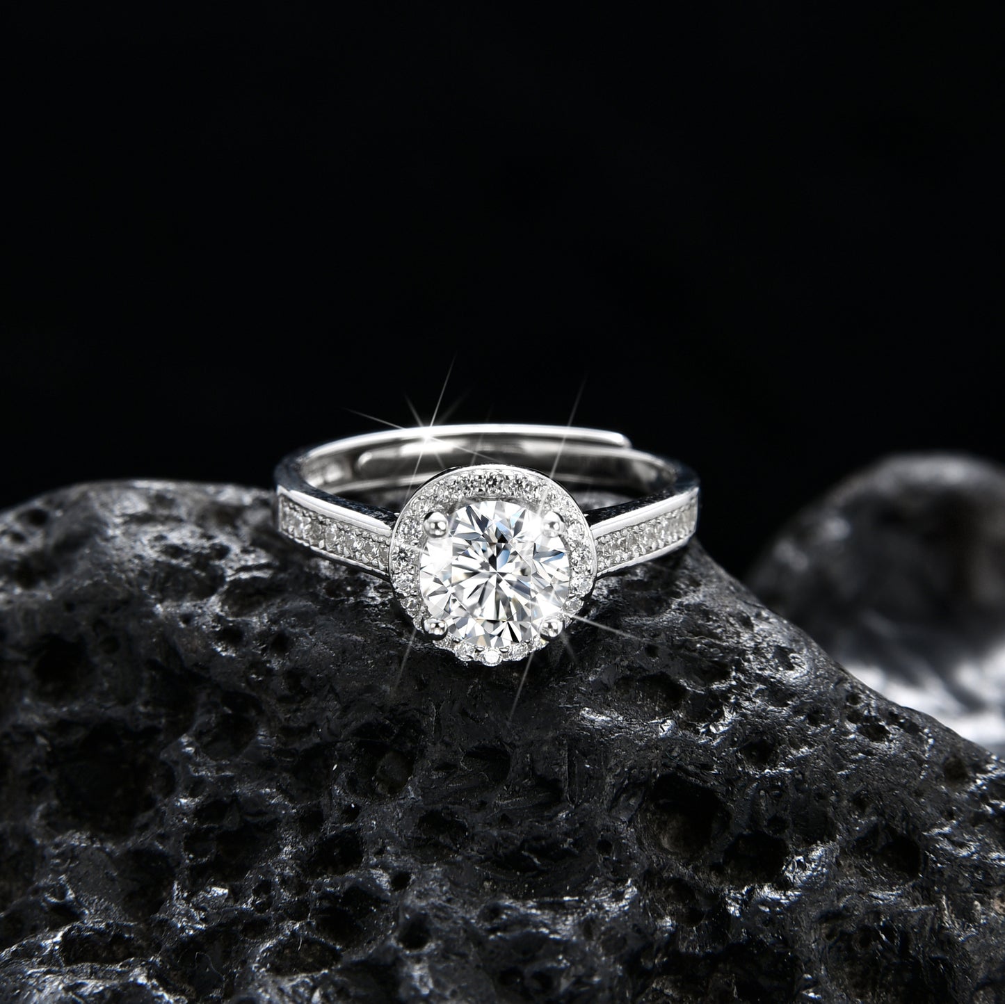 Anillo de media pared con bisel redondo y circonita cúbica brillante