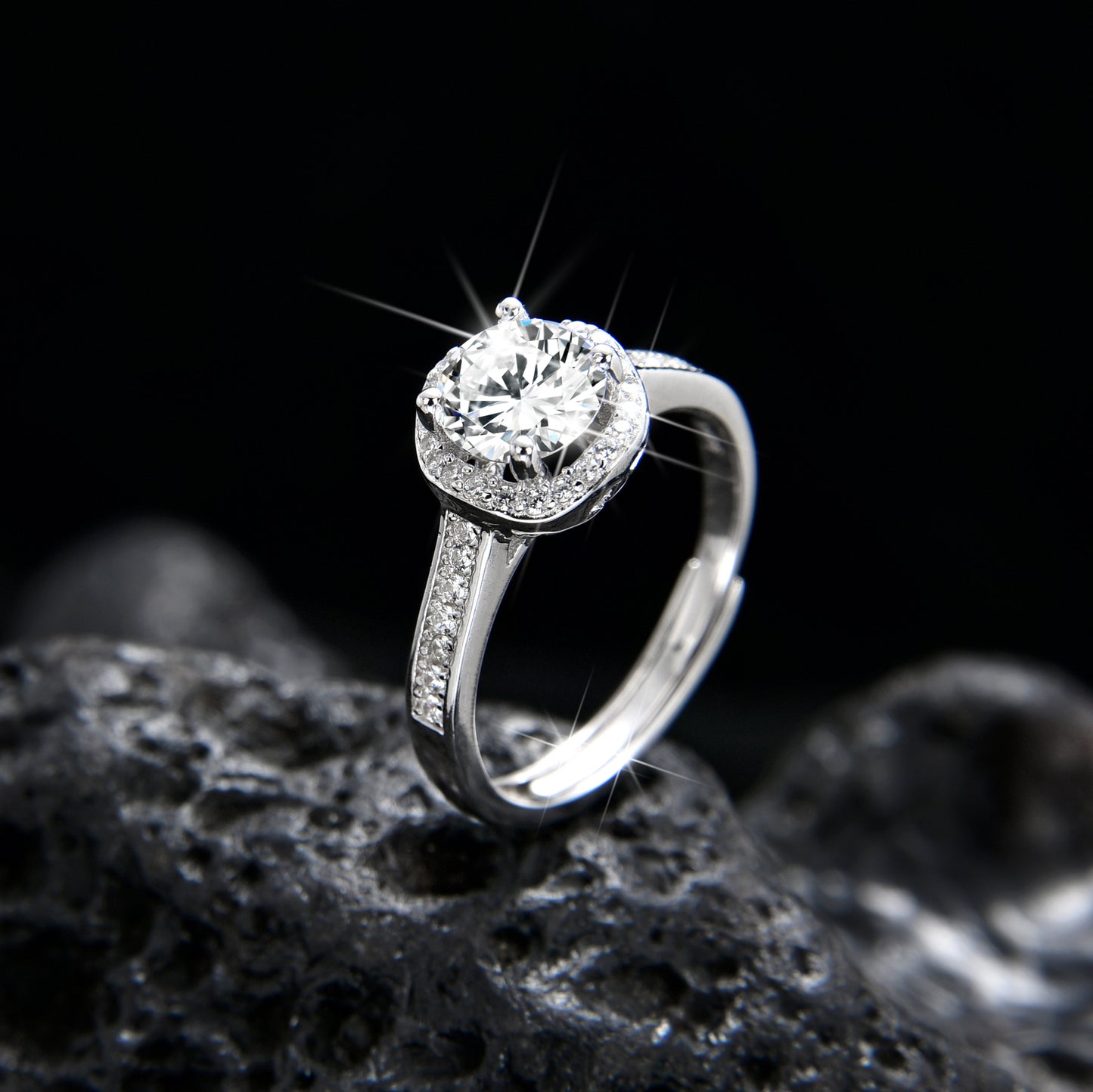 Anillo de media pared con bisel redondo y circonita cúbica brillante