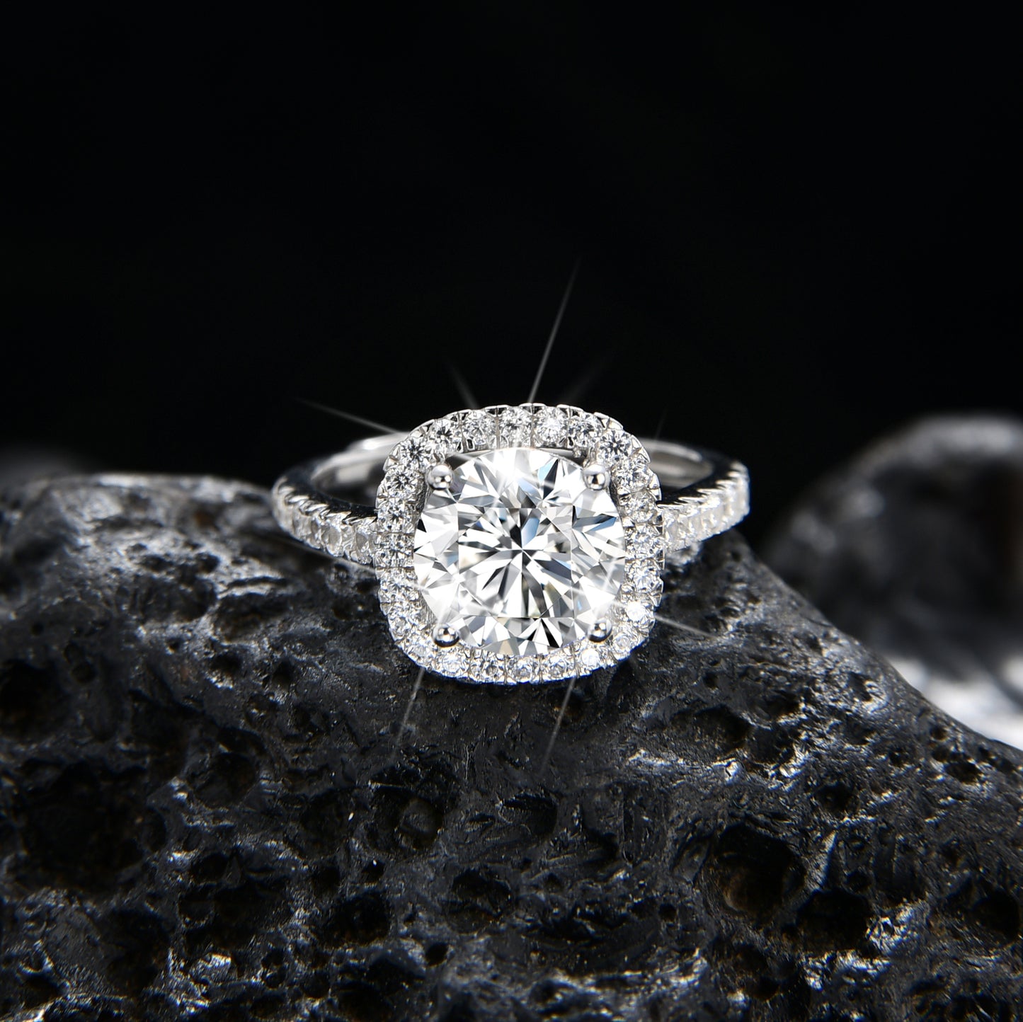 Anillo de lujo con circonitas y bisel cuadrado