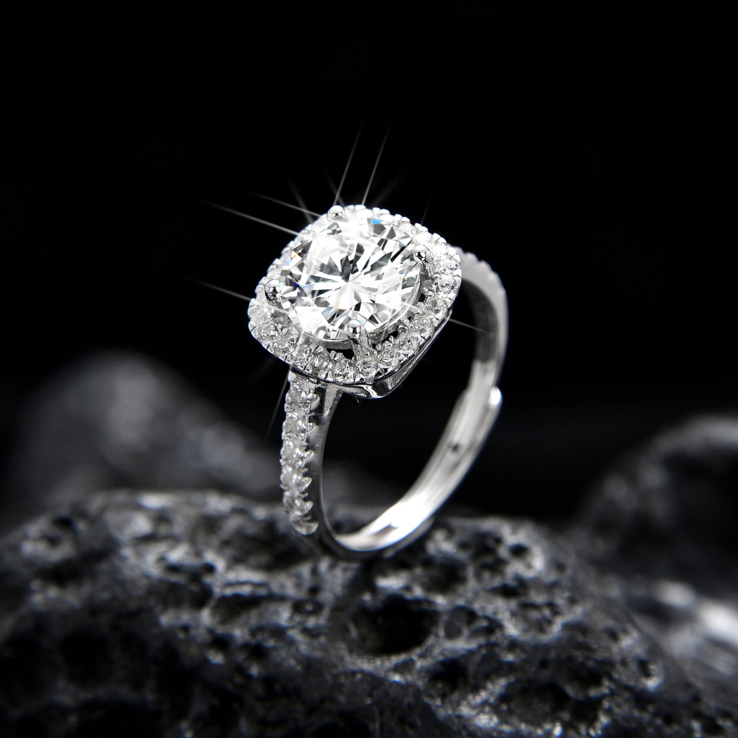 Anillo de lujo con circonitas y bisel cuadrado