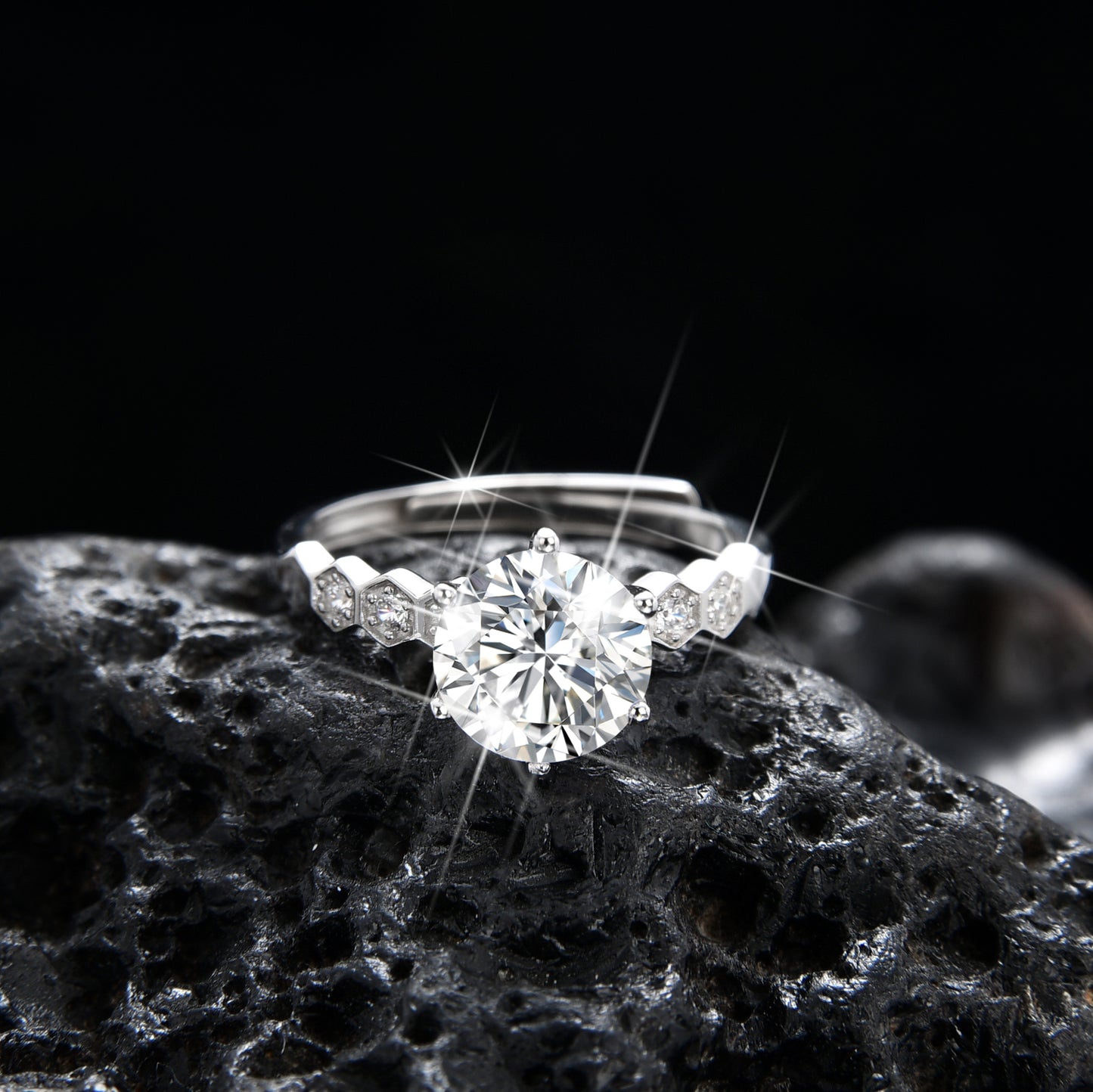 Anillo de circonita cúbica de grano único con diseño de colmena y diseño de moda