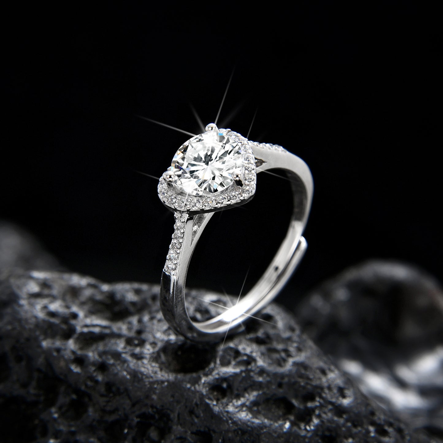 Anillo elegante de circonita cúbica con forma de corazón