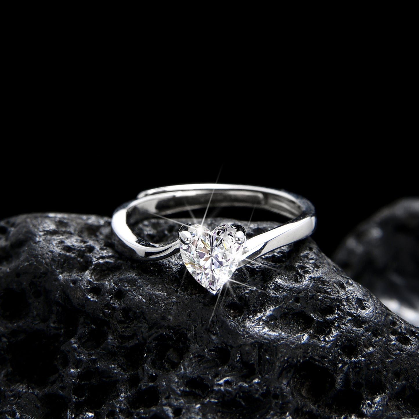 Elegante anillo abierto de circonita cúbica en forma de corazón