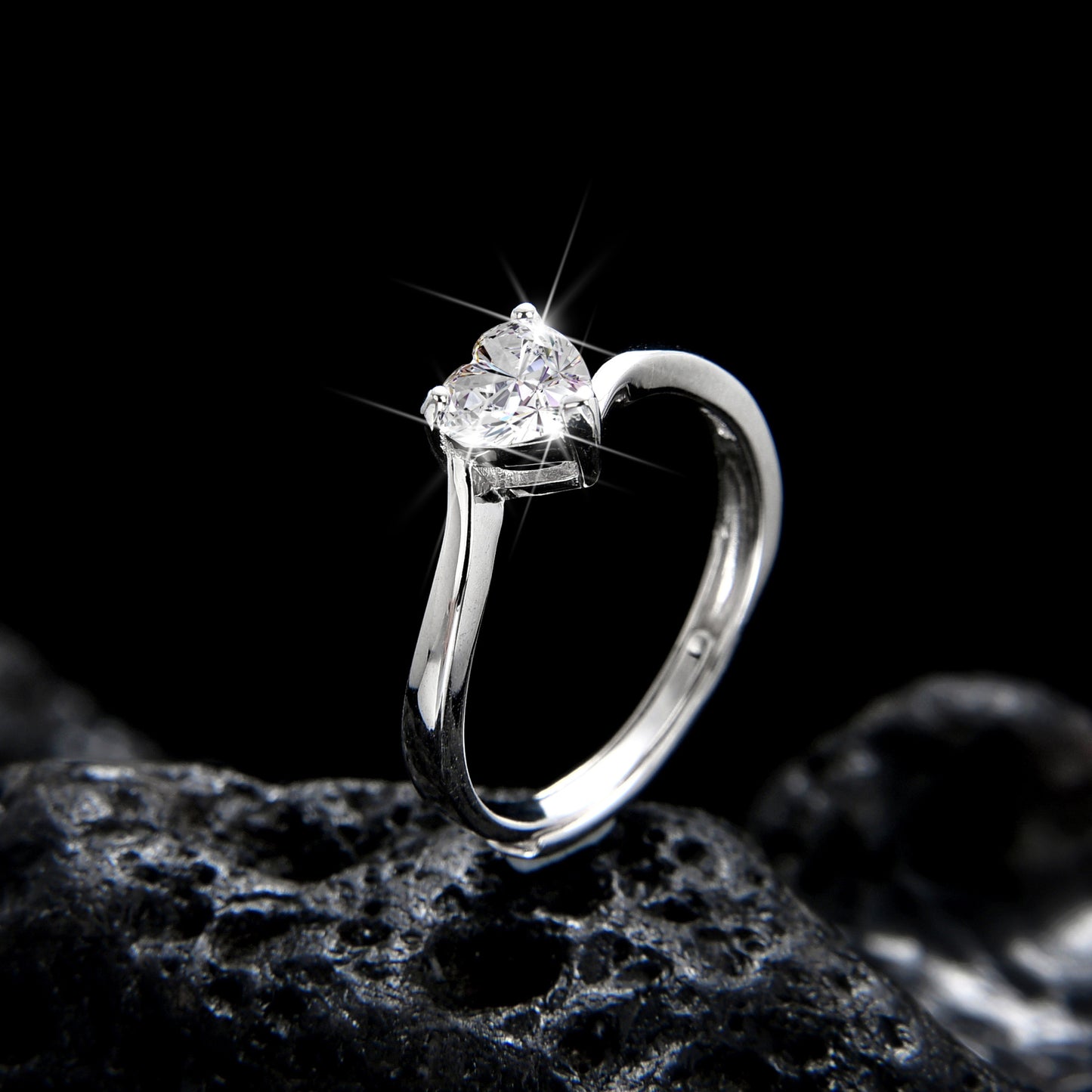 Elegante anillo abierto de circonita cúbica en forma de corazón