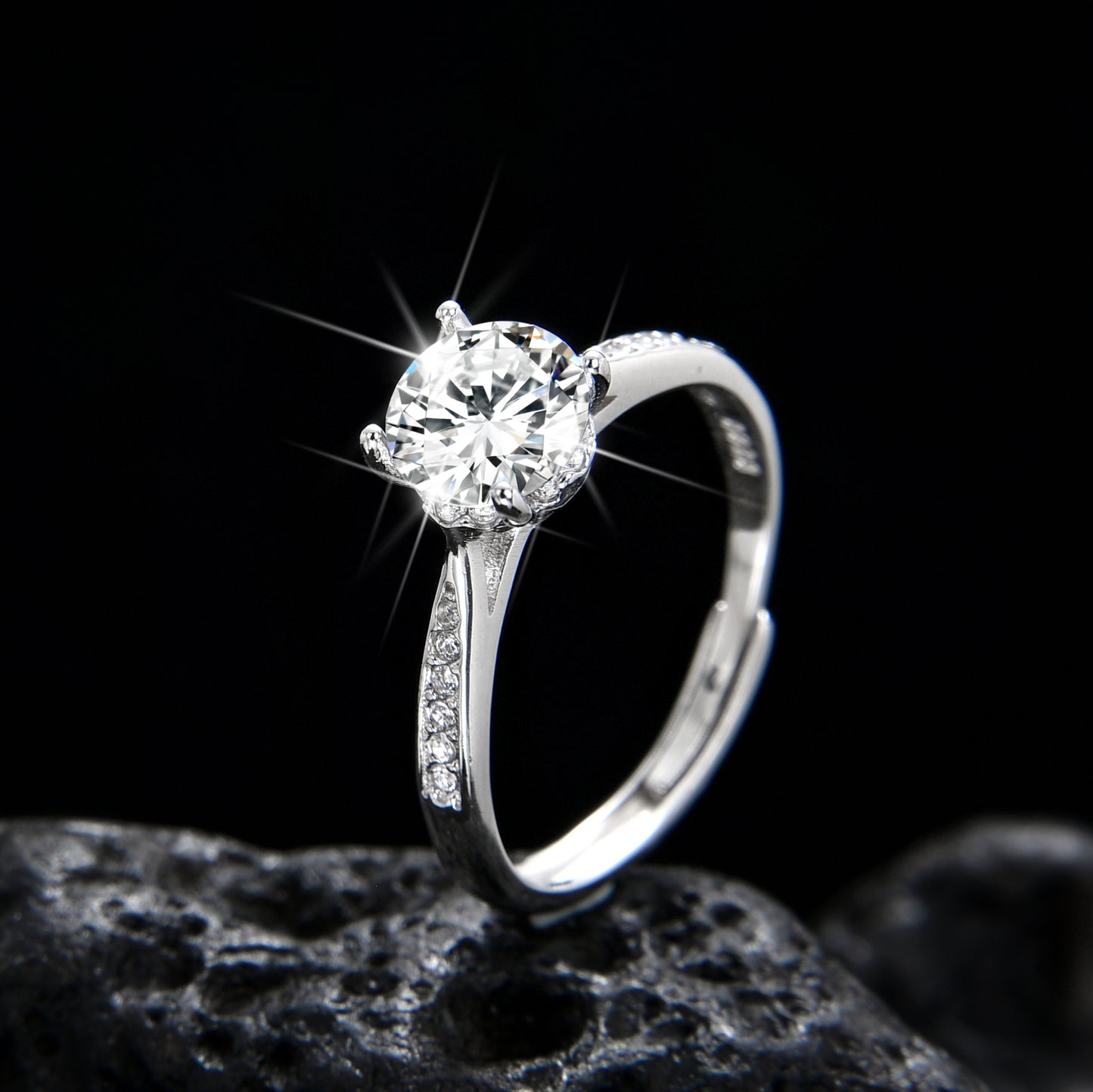 Anillo de mujer con circonita cúbica semicircular de grano único noble