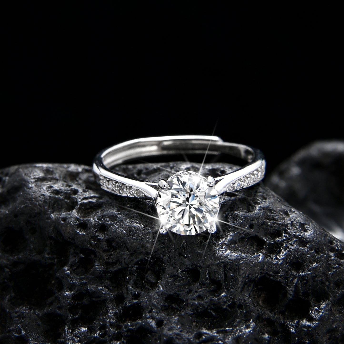 Anillo de mujer con circonita cúbica semicircular de grano único noble