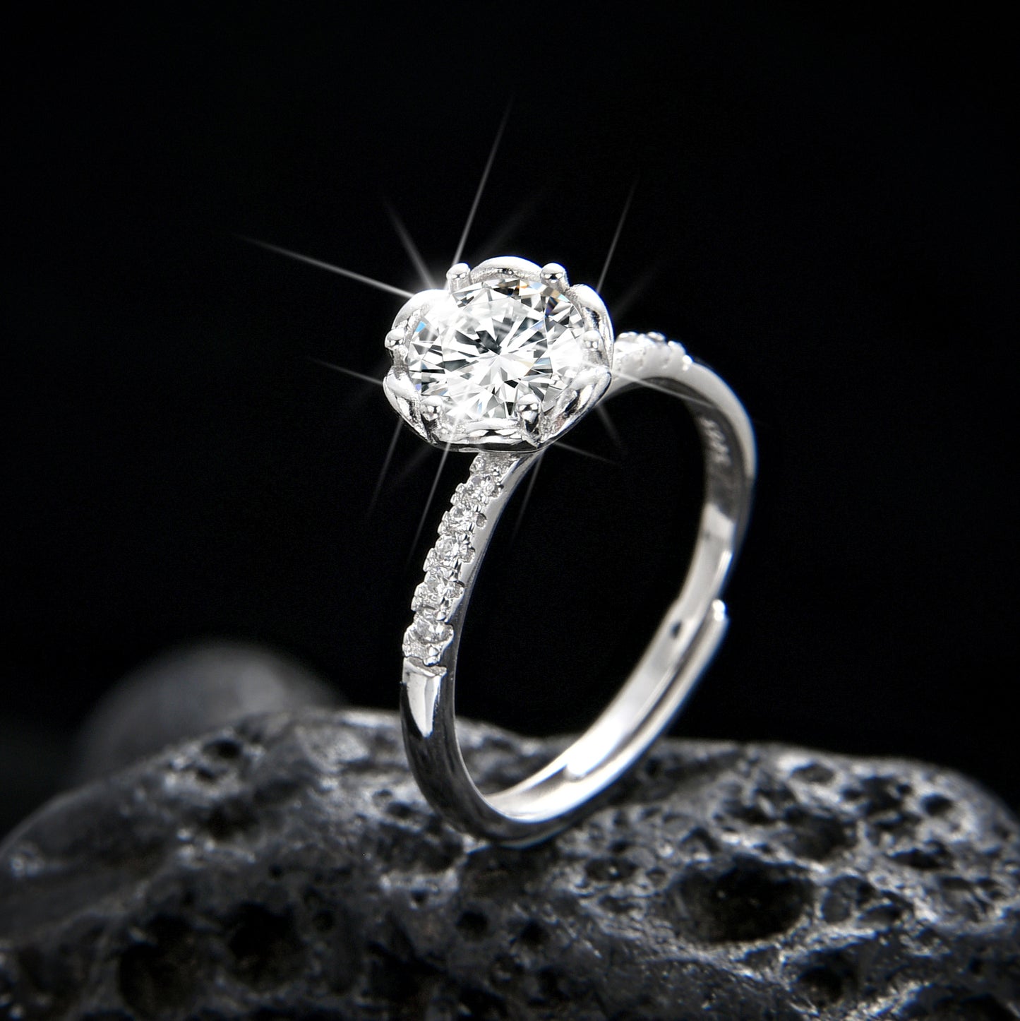 Anillo de circonita rosa de seis garras