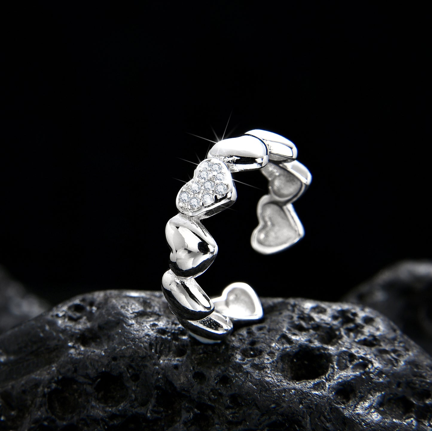 Elegante y brillante anillo abierto con costura de corazón.