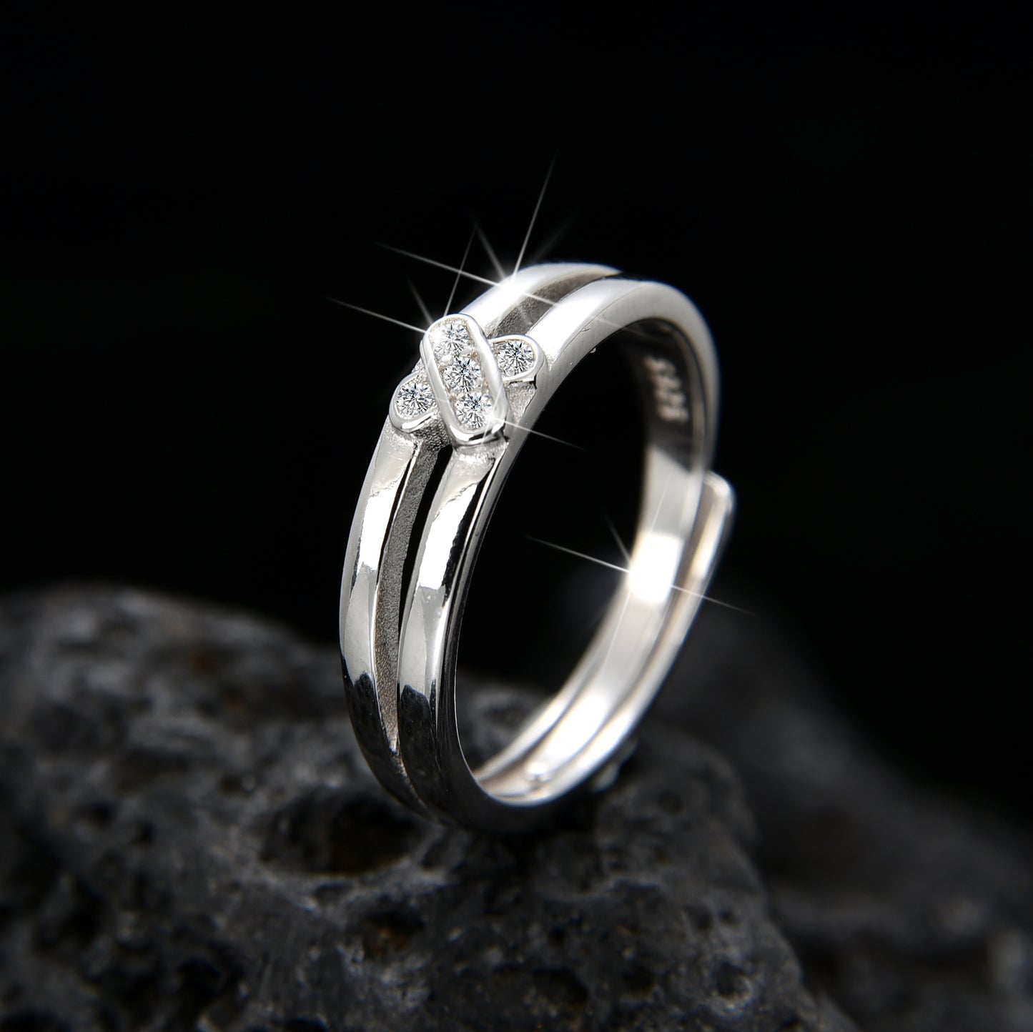 Anillo de nudo doble cruzado de diseño elegante