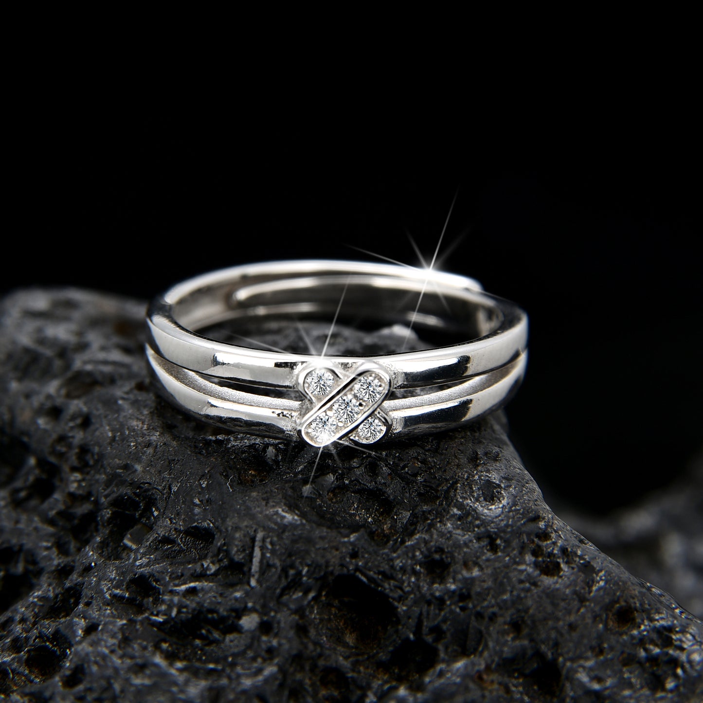 Anillo de nudo doble cruzado de diseño elegante