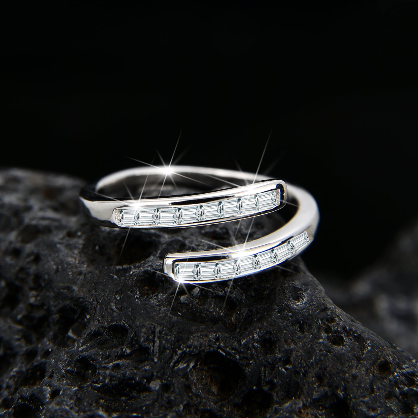 Anillo abierto de circonita cúbica de diseño simple