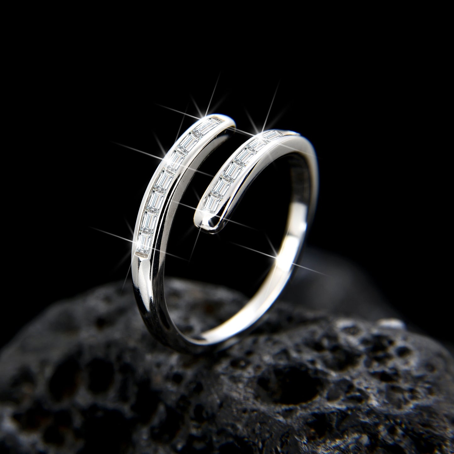 Anillo abierto de circonita cúbica de diseño simple