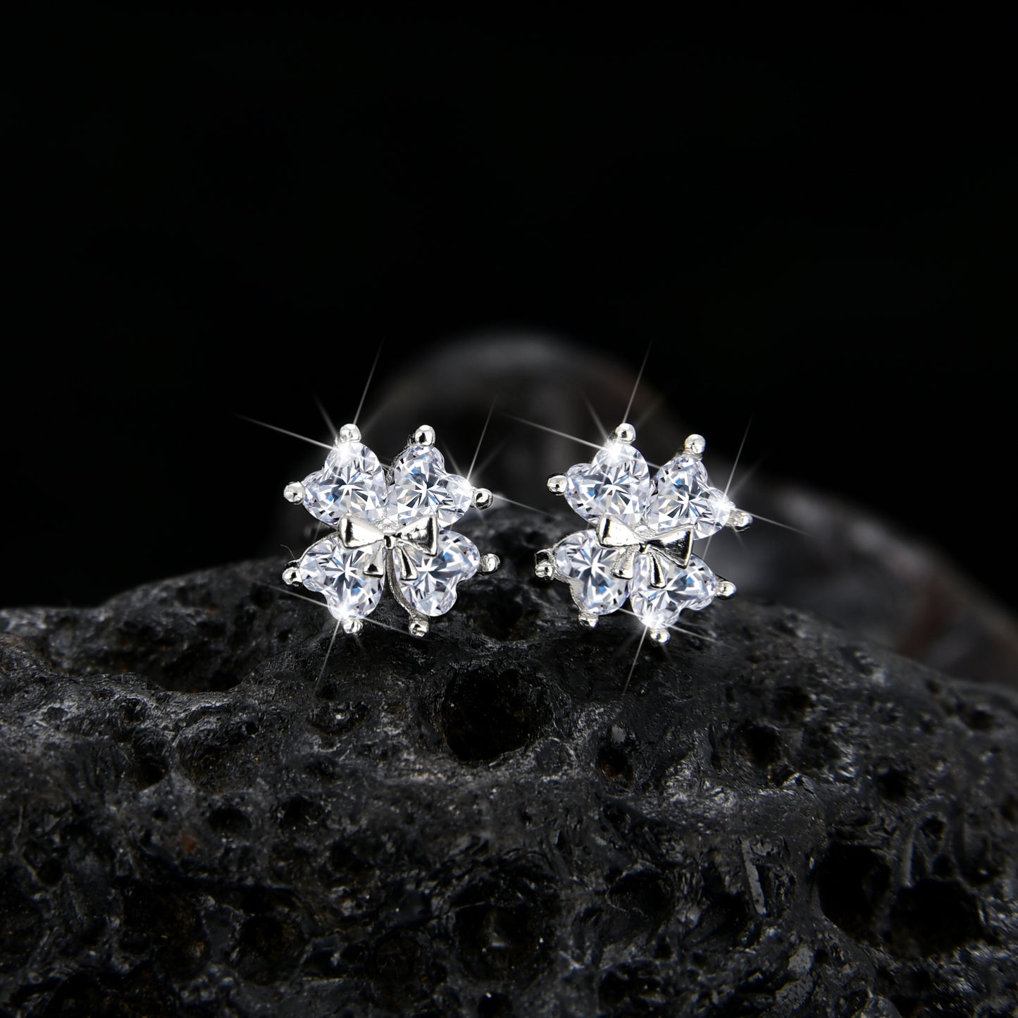 Pendientes de circonita cúbica con trébol de cuatro hojas, nobles y elegantes.