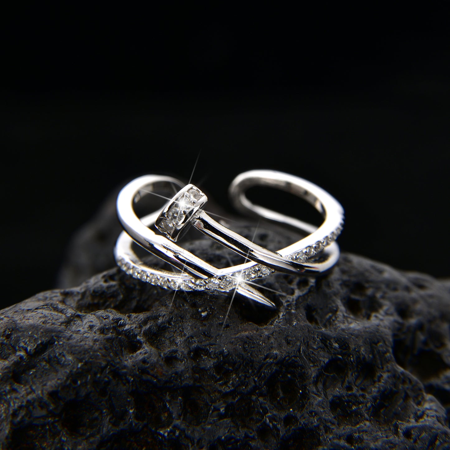 Anillo de diseño irregular de moda con circonita cúbica