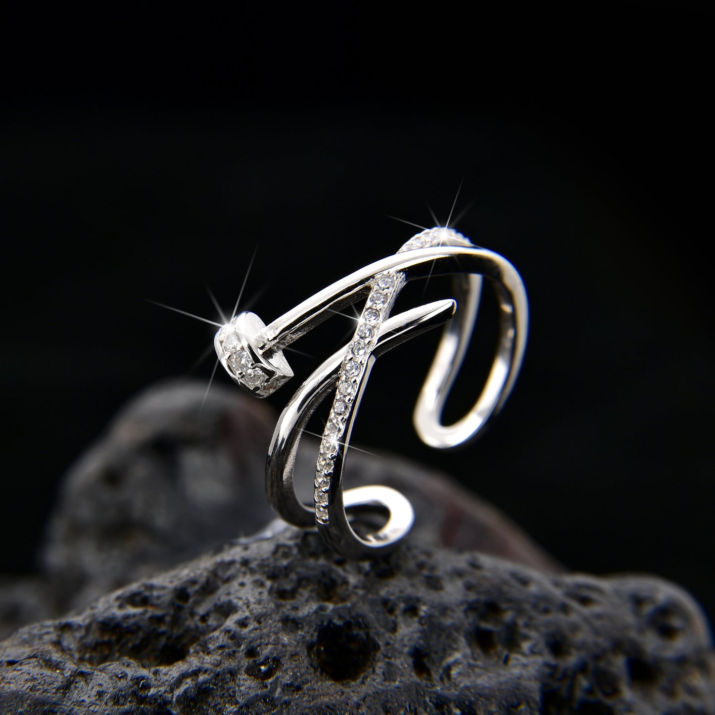 Anillo de diseño irregular de moda con circonita cúbica