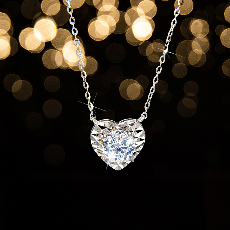 Collar de corazón noble y elegante
