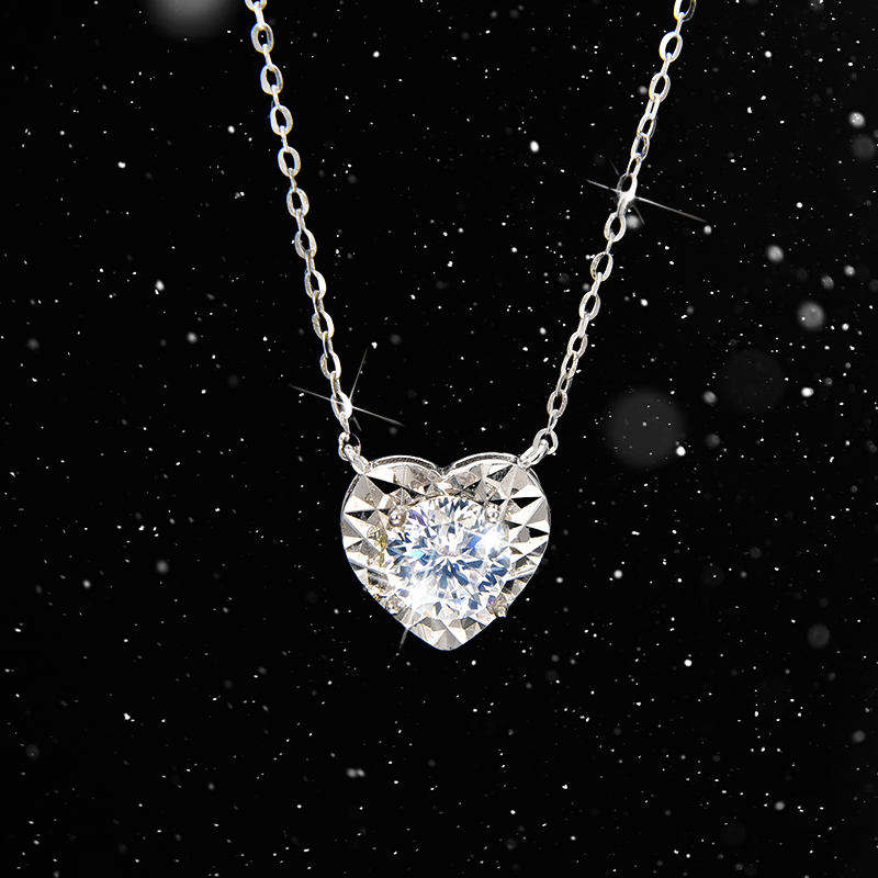 Collar de corazón noble y elegante