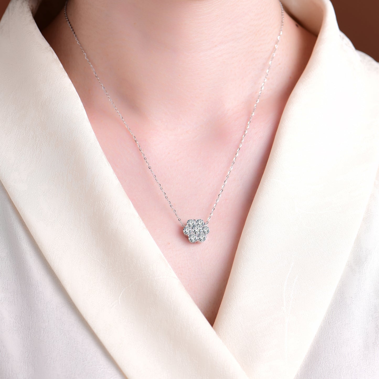 Collar con colgante de pétalo de circonita cúbica de diseño elegante