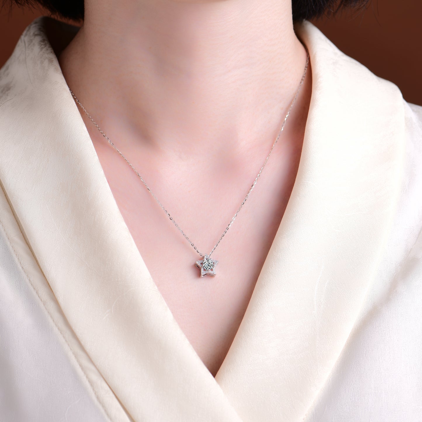 Collar con colgante pentagonal "Explorando el Universo"