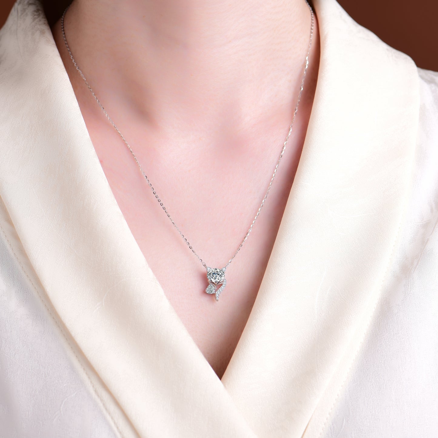 Collar colgante de circonitas especialmente diseñado con un zorro seductor y sexy