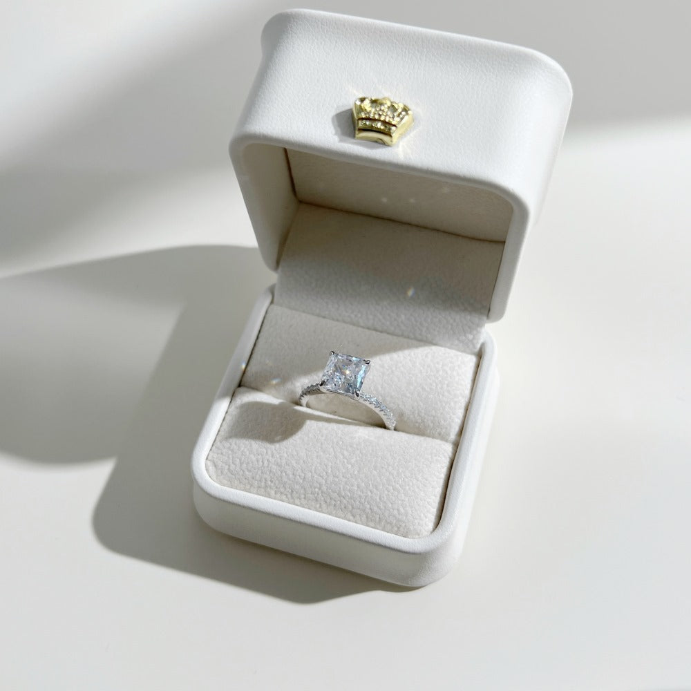 Anillo de circonita con corte de flor de hielo clásico y moderno