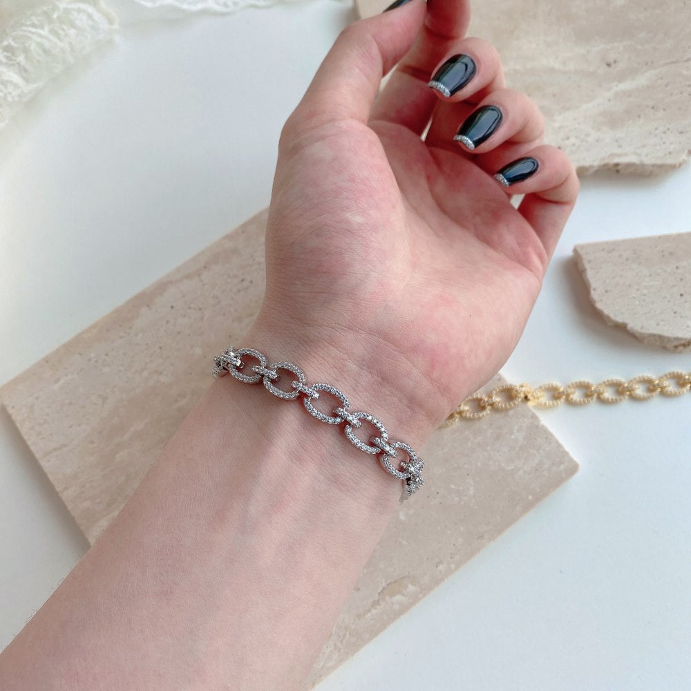 Pulsera hueca de plata de ley con microincrustaciones de circonitas y diamantes.