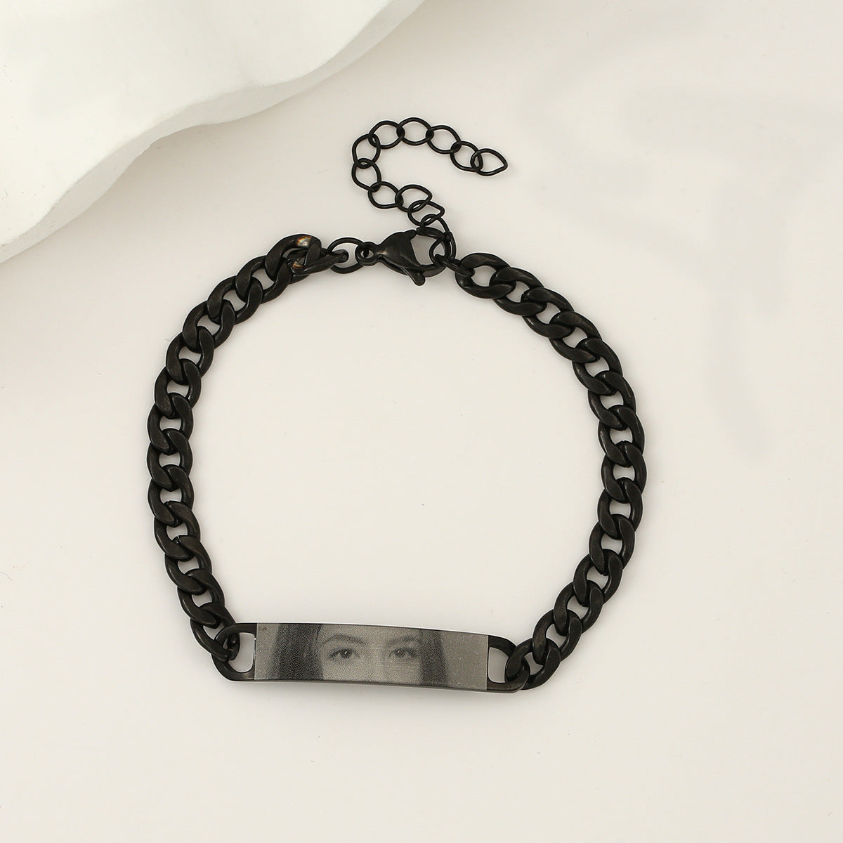 Pulsera personalizada con texto e imagen grabados y ojos.