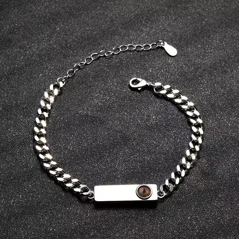 Proyección fotográfica de una pulsera cubana