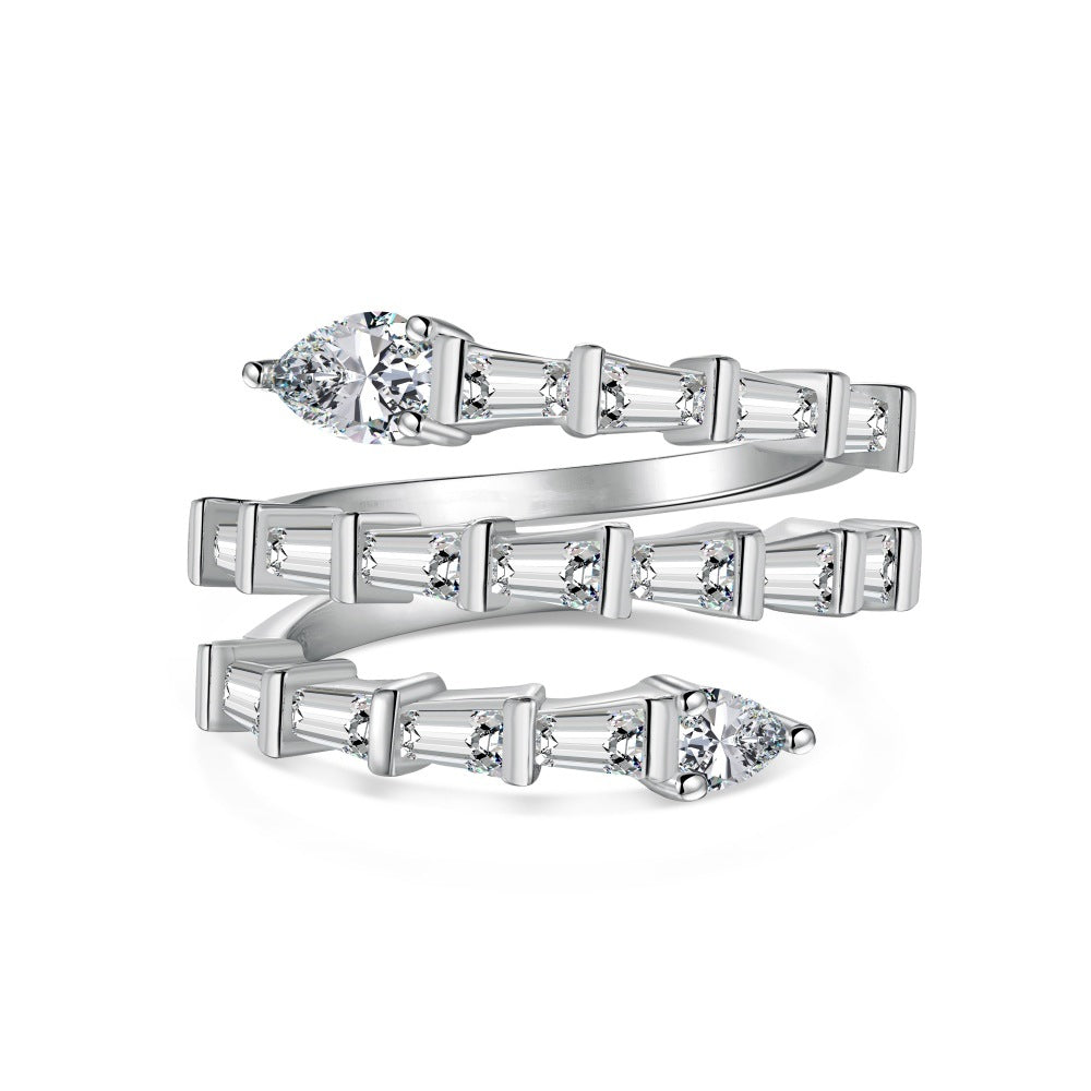 Anillo de diamantes en espiral moderno y personalizado.