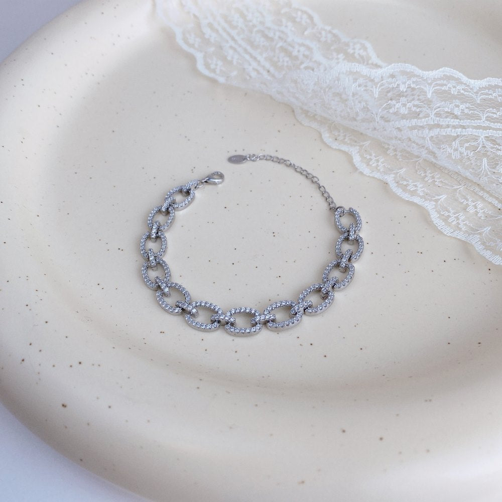 Pulsera hueca de plata de ley con microincrustaciones de circonitas y diamantes.
